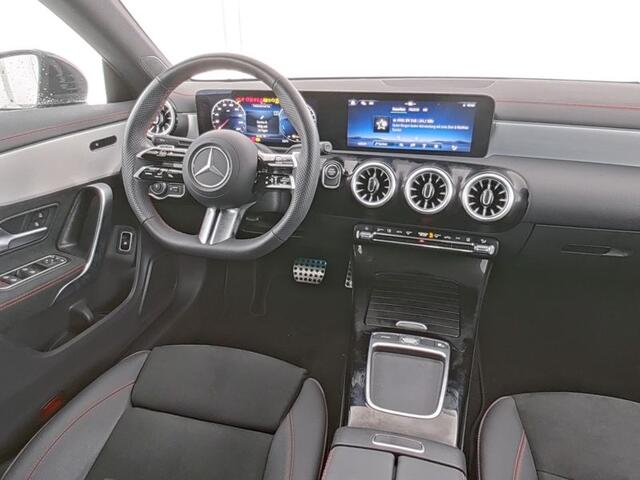 Mercedes-Benz CLA-KLASSE 250 e AMG Plug-In Hybride | AMG Line | Panorama Schuif-Kanteldak | NIght Pakket | Sfeerverlichting | Trekhaak | Inclusief 24 maanden MB Certified garantie voor Europa.