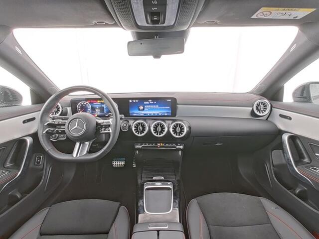 Mercedes-Benz CLA-KLASSE 250 e AMG Plug-In Hybride | AMG Line | Panorama Schuif-Kanteldak | NIght Pakket | Sfeerverlichting | Trekhaak | Inclusief 24 maanden MB Certified garantie voor Europa.