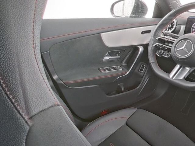 Mercedes-Benz CLA-KLASSE 250 e AMG Plug-In Hybride | AMG Line | Panorama Schuif-Kanteldak | NIght Pakket | Sfeerverlichting | Trekhaak | Inclusief 24 maanden MB Certified garantie voor Europa.