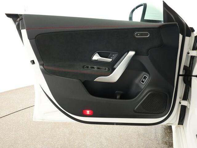 Mercedes-Benz CLA-KLASSE Shooting Brake 250 e AMG Plug-In Hybride | AMG Line | LED koplampen | 19 AMG LM Velgen | Sfeerverlichting | Achteruitrijcamera | Inclusief 24 maanden MB Certified garantie voor Europa.