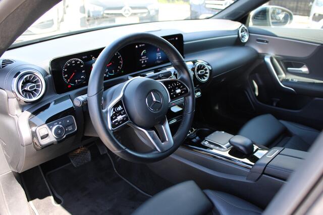 Mercedes-Benz CLA-KLASSE Shooting Brake 180 AUT7 Business Solution Luxury LEDER SFEER DAB CAMERA