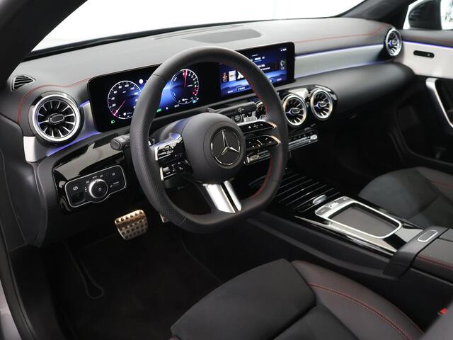 Mercedes-Benz CLA-KLASSE Shooting Brake 250 e AMG Line | Panoramadak | Multibeam | Sfeerverlichting | Stoelverwarming |