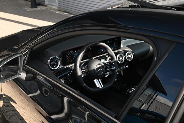 Mercedes-Benz CLA-KLASSE 180 Star Edition AMG Line | Night Pakket | Panoramadak | MULTIBEAM LED Koplampen | Dodehoekassistent | Apple CarPlay | Android Auto | Sfeerverlichting | Stoelverwarming | Achteruitrijcamera | Parkeersensoren |