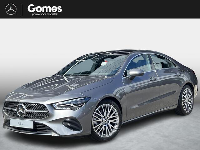 Mercedes-Benz CLA-KLASSE 180 Star Edition Luxury LIMITED | Panoramadak | Apple CarPlay | Android Auto | Sierdelen Walnotenhout Zwart | Sfeerverlichting | Stoelverwarming | Achteruitrijcamera | Parkeersensoren | Elektrisch Inklapbare Buitenspiegels