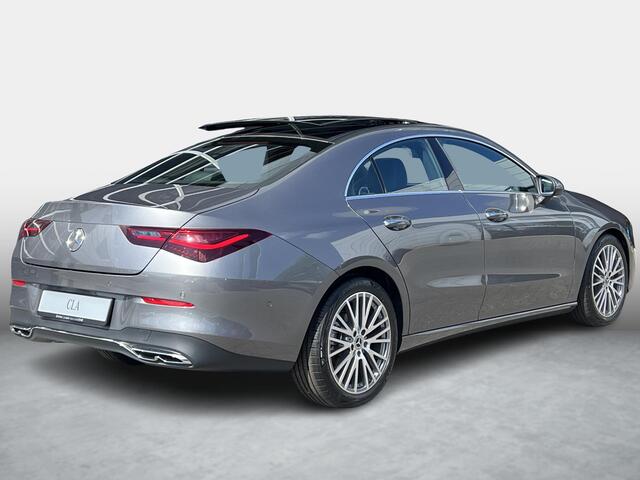 Mercedes-Benz CLA-KLASSE 180 Star Edition Luxury LIMITED | Panoramadak | Apple CarPlay | Android Auto | Sierdelen Walnotenhout Zwart | Sfeerverlichting | Stoelverwarming | Achteruitrijcamera | Parkeersensoren | Elektrisch Inklapbare Buitenspiegels