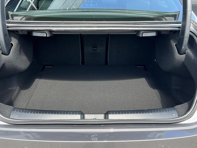 Mercedes-Benz CLA-KLASSE 180 Star Edition Luxury LIMITED | Panoramadak | Apple CarPlay | Android Auto | Sierdelen Walnotenhout Zwart | Sfeerverlichting | Stoelverwarming | Achteruitrijcamera | Parkeersensoren | Elektrisch Inklapbare Buitenspiegels