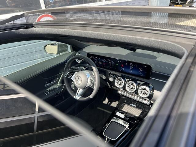 Mercedes-Benz CLA-KLASSE 180 Star Edition Luxury LIMITED | Panoramadak | Apple CarPlay | Android Auto | Sierdelen Walnotenhout Zwart | Sfeerverlichting | Stoelverwarming | Achteruitrijcamera | Parkeersensoren | Elektrisch Inklapbare Buitenspiegels