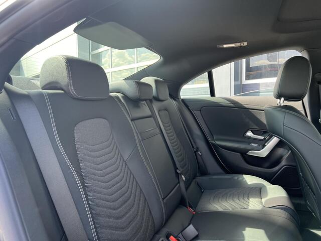 Mercedes-Benz CLA-KLASSE 180 Star Edition Luxury LIMITED | Panoramadak | Apple CarPlay | Android Auto | Sierdelen Walnotenhout Zwart | Sfeerverlichting | Stoelverwarming | Achteruitrijcamera | Parkeersensoren | Elektrisch Inklapbare Buitenspiegels