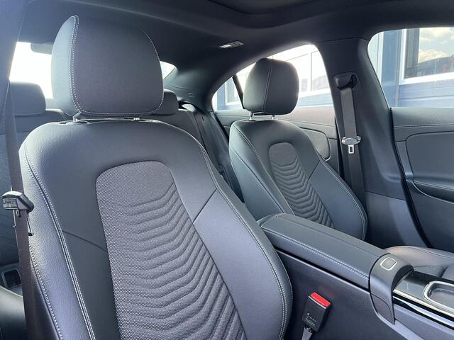 Mercedes-Benz CLA-KLASSE 180 Star Edition Luxury LIMITED | Panoramadak | Apple CarPlay | Android Auto | Sierdelen Walnotenhout Zwart | Sfeerverlichting | Stoelverwarming | Achteruitrijcamera | Parkeersensoren | Elektrisch Inklapbare Buitenspiegels