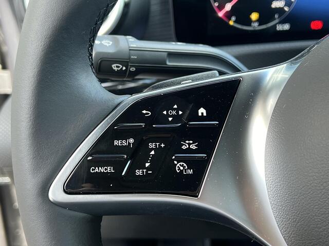 Mercedes-Benz CLA-KLASSE 180 Star Edition Luxury LIMITED | Panoramadak | Apple CarPlay | Android Auto | Sierdelen Walnotenhout Zwart | Sfeerverlichting | Stoelverwarming | Achteruitrijcamera | Parkeersensoren | Elektrisch Inklapbare Buitenspiegels
