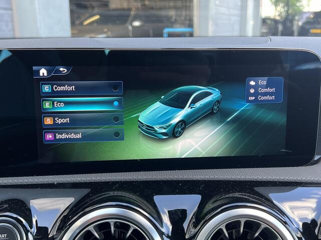 Mercedes-Benz CLA-KLASSE 180 Star Edition Luxury LIMITED | Panoramadak | Apple CarPlay | Android Auto | Sierdelen Walnotenhout Zwart | Sfeerverlichting | Stoelverwarming | Achteruitrijcamera | Parkeersensoren | Elektrisch Inklapbare Buitenspiegels