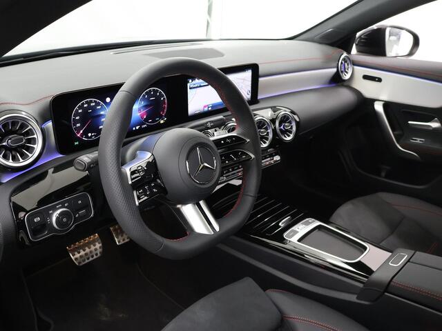 Mercedes-Benz CLA-KLASSE Coupé 180 AMG NIGHT Star Edition | Panoramadak | MultiBeam LED | Dodehoekassistent | Apple Carplay | Keyless Entry |