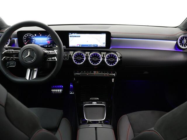 Mercedes-Benz CLA-KLASSE Coupé 180 AMG NIGHT Star Edition | Panoramadak | MultiBeam LED | Dodehoekassistent | Apple Carplay | Keyless Entry |