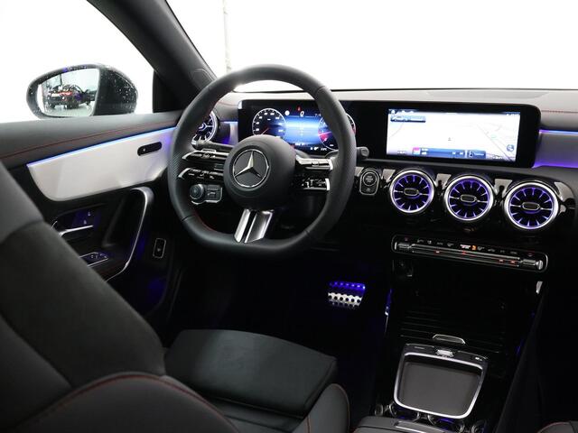 Mercedes-Benz CLA-KLASSE Coupé 180 AMG NIGHT Star Edition | Panoramadak | MultiBeam LED | Dodehoekassistent | Apple Carplay | Keyless Entry |