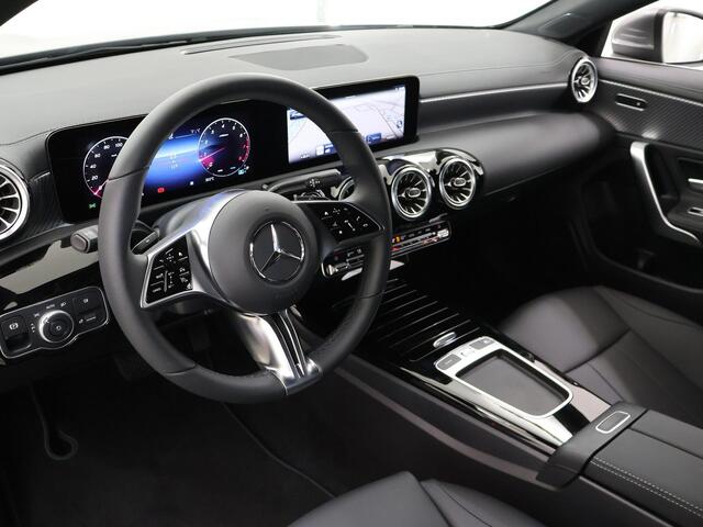 Mercedes-Benz CLA-KLASSE Shooting Brake 180 Star Edition Luxury Line | Stoelverwarming | Getint glas | Parkeer camera | Sfeerverlichting