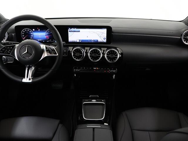 Mercedes-Benz CLA-KLASSE Shooting Brake 180 Star Edition Luxury Line | Stoelverwarming | Getint glas | Parkeer camera | Sfeerverlichting