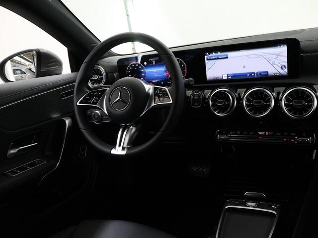 Mercedes-Benz CLA-KLASSE Shooting Brake 180 Star Edition Luxury Line | Stoelverwarming | Getint glas | Parkeer camera | Sfeerverlichting