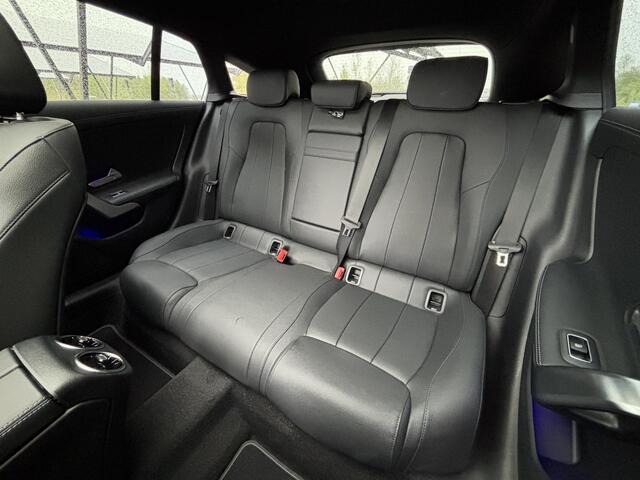Mercedes-Benz CLA-KLASSE 180 Star Edition Luxury Line | Panoramadak | Getint glas | Sfeerverlichting | Widescreen | Stoelverwarming |