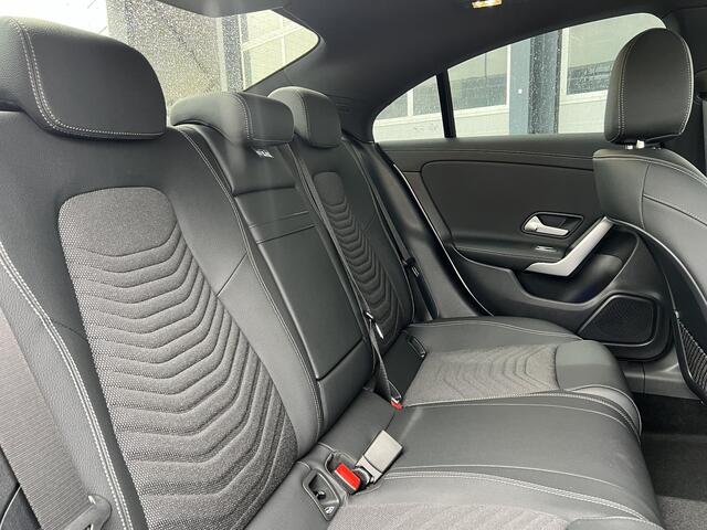 Mercedes-Benz CLA-KLASSE 180 Star Edition Luxury LIMITED | Night Pakket | Panoramadak | Apple CarPlay | Android Auto | Sfeerverlichting | Stoelverwarming | Parkeersensoren | Achteruitrijcamera | Elektrisch inklapbare buitenspiegels