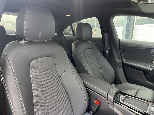 Mercedes-Benz CLA-KLASSE 180 Star Edition Luxury LIMITED | Night Pakket | Panoramadak | Apple CarPlay | Android Auto | Sfeerverlichting | Stoelverwarming | Parkeersensoren | Achteruitrijcamera | Elektrisch inklapbare buitenspiegels