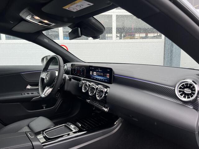 Mercedes-Benz CLA-KLASSE 180 Star Edition Luxury LIMITED | Night Pakket | Panoramadak | Apple CarPlay | Android Auto | Sfeerverlichting | Stoelverwarming | Parkeersensoren | Achteruitrijcamera | Elektrisch inklapbare buitenspiegels