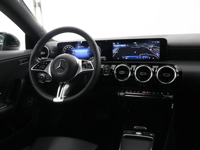 Mercedes-Benz CLA-KLASSE Shooting Brake 250 e Star Edition | Navigatie | Parkeerassistent PARKTRONIC | EASY PACK achterklep | USB pakket plus | Stoelverwarming