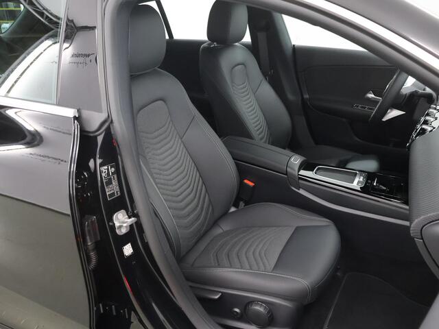 Mercedes-Benz CLA-KLASSE Shooting Brake 250 e Star Edition | Navigatie | Parkeerassistent PARKTRONIC | EASY PACK achterklep | USB pakket plus | Stoelverwarming