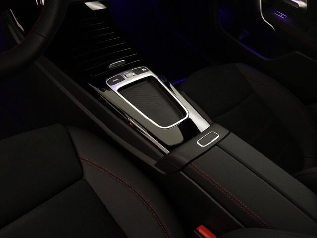 Mercedes-Benz CLA-KLASSE 180 Star Edition AMG Line | Dodehoekassistent | Nightpakket | AMG Line | KEYLESS GO-comfortpakket | USB pakket Plus | Verwarmde stoelen vooraan | Draadloos oplaadsysteem voor smartphone |
