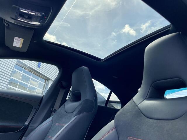 Mercedes-Benz CLA-KLASSE 180 Star Edition AMG Line | Night Pakket | Winter Pakket | 19 inch Multispaaks AMG Velgen | Panoramadak | MULTIBEAM LED Koplampen | Dodehoekassistent | Apple CarPlay