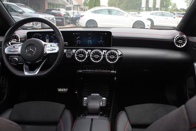 Mercedes-Benz CLA-KLASSE 180 Business Solution AMG / Panoramadak / Camera / 19'' / Sfeerverlichting / Leder&Alcantara / Cruise Control