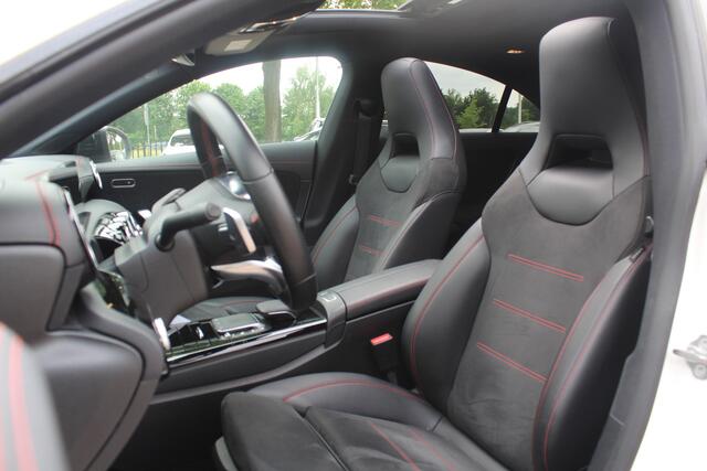 Mercedes-Benz CLA-KLASSE 180 Business Solution AMG / Panoramadak / Camera / 19'' / Sfeerverlichting / Leder&Alcantara / Cruise Control