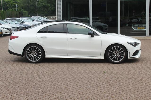 Mercedes-Benz CLA-KLASSE 180 Business Solution AMG / Panoramadak / Camera / 19'' / Sfeerverlichting / Leder&Alcantara / Cruise Control