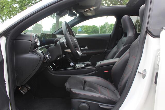 Mercedes-Benz CLA-KLASSE 180 Business Solution AMG / Panoramadak / Camera / 19'' / Sfeerverlichting / Leder&Alcantara / Cruise Control