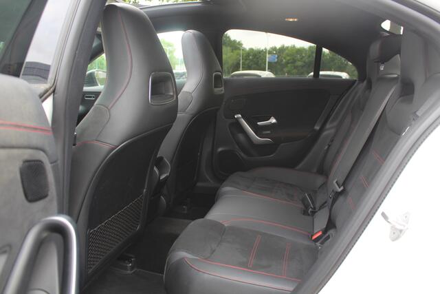 Mercedes-Benz CLA-KLASSE 180 Business Solution AMG / Panoramadak / Camera / 19'' / Sfeerverlichting / Leder&Alcantara / Cruise Control