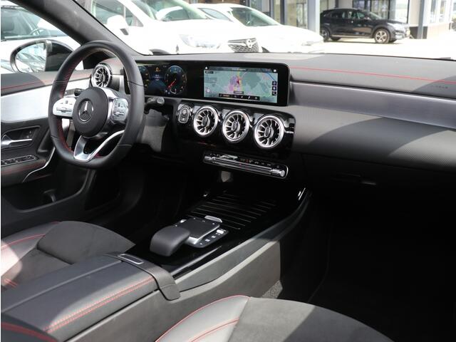 Mercedes-Benz CLA-KLASSE 200 Business Solution AMG I Panoramdak I Trekhaak I Leder