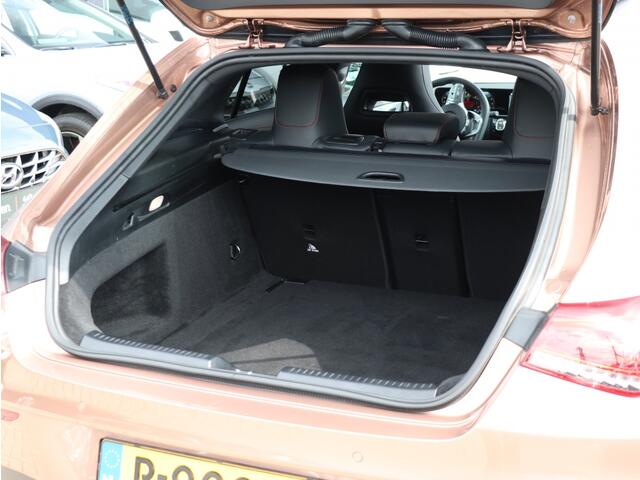 Mercedes-Benz CLA-KLASSE 200 Business Solution AMG I Panoramdak I Trekhaak I Leder