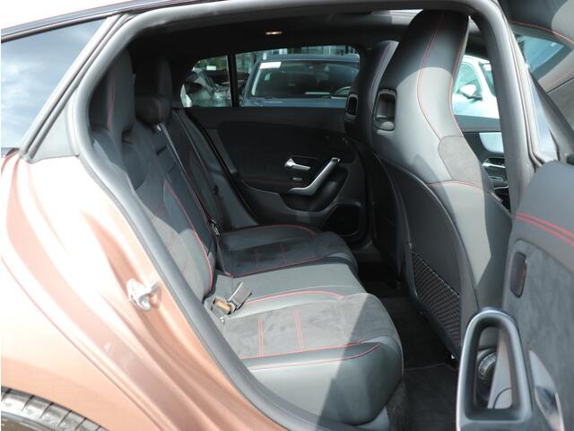 Mercedes-Benz CLA-KLASSE 200 Business Solution AMG I Panoramdak I Trekhaak I Leder