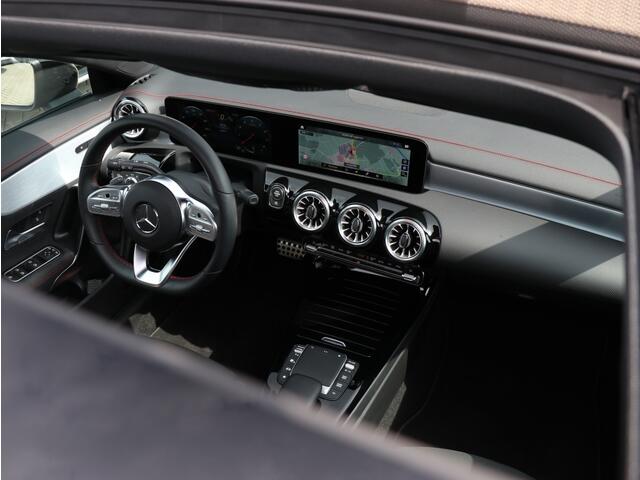 Mercedes-Benz CLA-KLASSE 200 Business Solution AMG I Panoramdak I Trekhaak I Leder