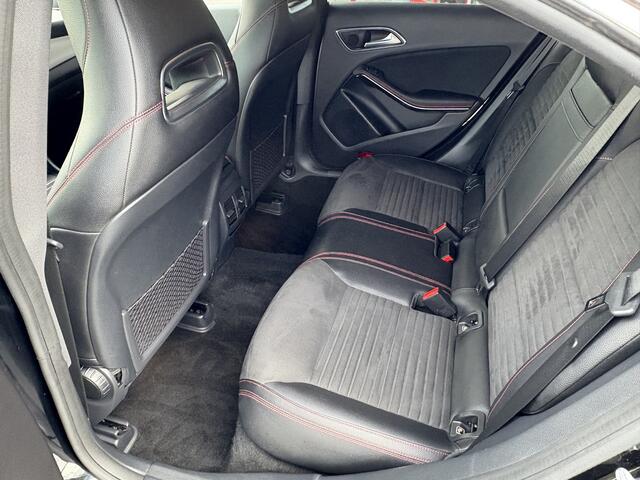 Mercedes-Benz CLA-KLASSE 180 Business Solution AMG | Stoelverwarming | Climate Control | Navigatie | Camera |