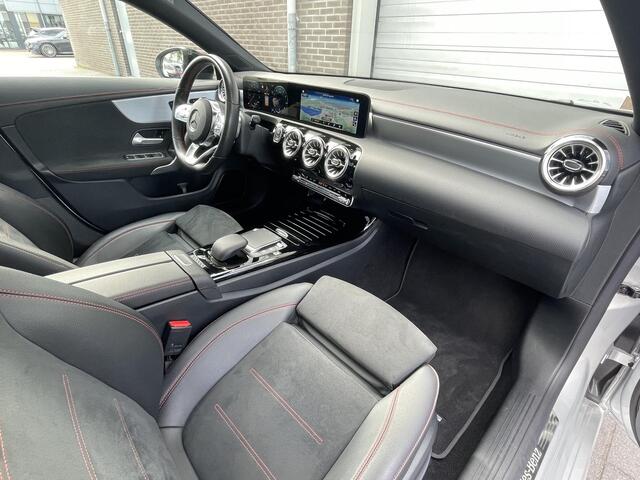 Mercedes-Benz CLA-KLASSE 200 AMG Line | Panoramadak | Sfeerverlichting |