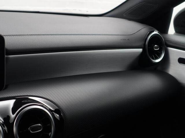 Mercedes-Benz CLA-KLASSE 200 AMG Night Edition Aut- Panoramadak, Two Tone Leder Interieur, Carplay, Android Auto, Camera