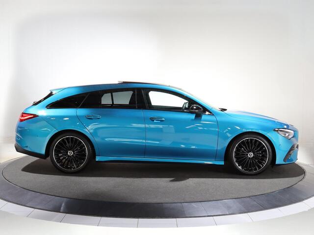 Mercedes-Benz CLA-KLASSE Shooting Brake 180 AMG Line | Panoramaschuifdak in glas | Sfeerverlichting | Achteruitrijcamera | (19 inch) multispaaks | Nightpakket |