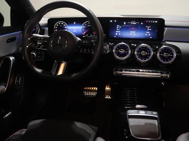 Mercedes-Benz CLA-KLASSE Shooting Brake 180 AMG Line | Panoramaschuifdak in glas | Sfeerverlichting | Achteruitrijcamera | (19 inch) multispaaks | Nightpakket |