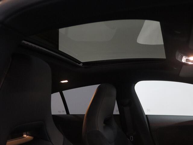 Mercedes-Benz CLA-KLASSE Shooting Brake 180 AMG Line | Panoramaschuifdak in glas | Sfeerverlichting | Achteruitrijcamera | (19 inch) multispaaks | Nightpakket |