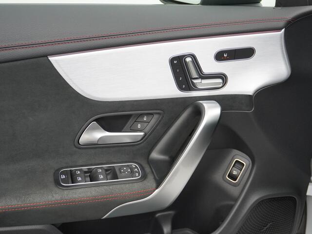 Mercedes-Benz CLA-KLASSE 200 AMG Shooting Brake // Panoramadak // Memory // Keyless // Carplay // Nightpakket // MultiBeam
