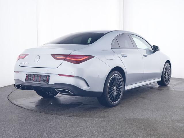 Mercedes-Benz CLA-KLASSE 250 e AMG Plug-In Hybride Edition AMG Line | Night Pakket | 19 Inch AMG Velgen | 360° camera | Distronic | Stuur en Stoelverwarming. Inclusief 24 maanden Mercedes-Benz Certified garantie voor Europa.