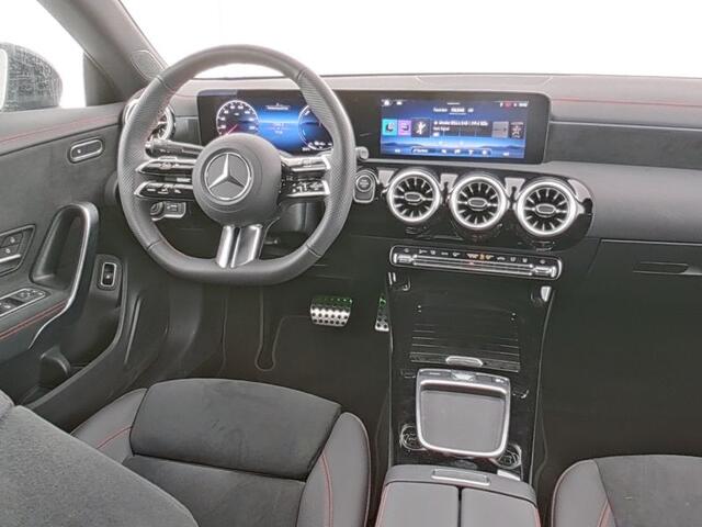 Mercedes-Benz CLA-KLASSE 250 e AMG Plug-In Hybride Edition AMG Line | Night Pakket | 19 Inch AMG Velgen | 360° camera | Distronic | Stuur en Stoelverwarming. Inclusief 24 maanden Mercedes-Benz Certified garantie voor Europa.
