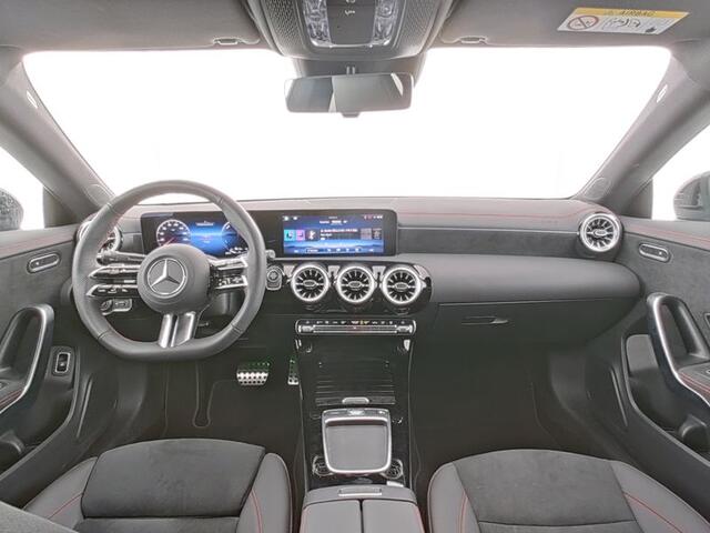 Mercedes-Benz CLA-KLASSE 250 e AMG Plug-In Hybride Edition AMG Line | Night Pakket | 19 Inch AMG Velgen | 360° camera | Distronic | Stuur en Stoelverwarming. Inclusief 24 maanden Mercedes-Benz Certified garantie voor Europa.