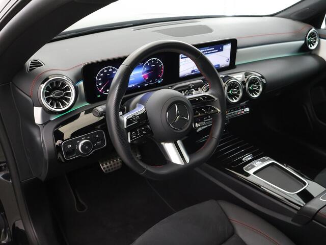 Mercedes-Benz CLA-KLASSE Shooting Brake 180 Star Edition AMG NIGHT | Panoramadak | Dodehoekassitent | Apple Carplay | MultiBeam LED | Sfeerverlichting | Stoelverwarming |