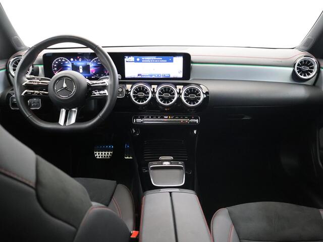 Mercedes-Benz CLA-KLASSE Shooting Brake 180 Star Edition AMG NIGHT | Panoramadak | Dodehoekassitent | Apple Carplay | MultiBeam LED | Sfeerverlichting | Stoelverwarming |